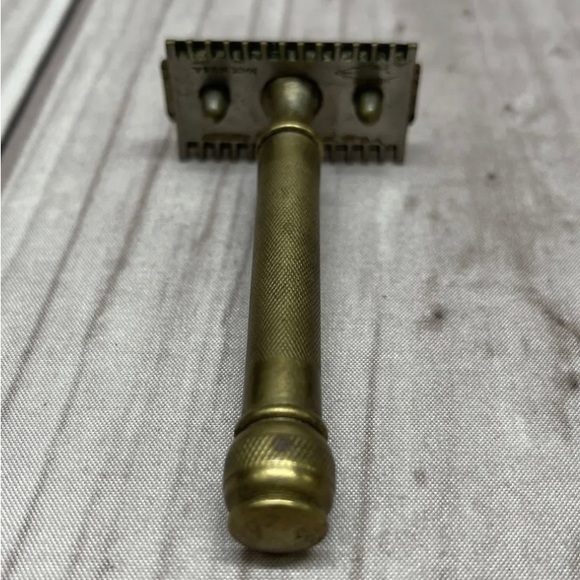 Vintage Gillette Goldtone Double Edge Safety Razor - Picture 5 of 7